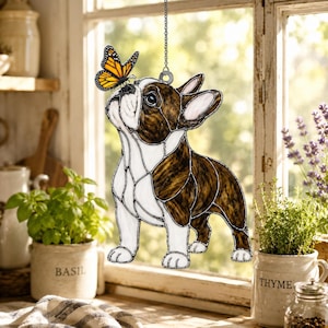 Fensterhänger mit Glasmotiv, verziert mit einer gestromten französischen Bulldogge und einem Monarchfalter, ist ein ideales Geschenk für Hundeliebhaber und eine stilvolle Dekoration für Französische Bulldoggen.
