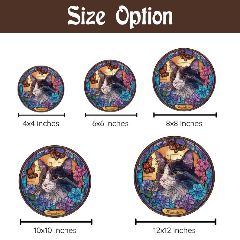 Puede incluir: Impresiones art&iacute;sticas circulares de gatos en varios tama&ntilde;os, desde 10x10 cm hasta 30x30 cm. Cada impresi&oacute;n presenta un gato blanco y negro con detalles de mariposas y flores, enmarcados al estilo vidriera. El texto "Size Option" est&aacute; en la parte superior.