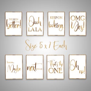 Op de afbeelding: Acht ingelijste kunstdrukken met gouden letters op een witte achtergrond. De prints bevatten zinnen als "I've seen better!" en "OMG Yes!". De afmeting van elke print is 12,7 x 17,8 cm.