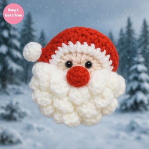 Puede incluir: Una cara de Papá Noel tejida a ganchillo con gorro y nariz rojos, barba blanca y ojos negros. La imagen incluye el texto "Buy 1 Get 1 free" en un círculo rosa. El fondo presenta un bosque nevado.
