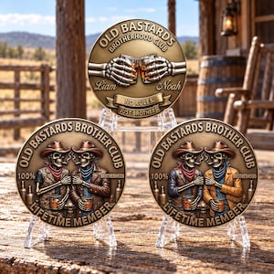 Pode incluir: Três medalhões circulares em tom de bronze com imagens de esqueletos. O medalhão superior mostra mãos de esqueleto brindando com o texto Old Bastards Brotherhood Club, Liam, Noah e No Rules. Just Brothers. Os dois inferiores mostram esqueletos com chapéus de cowboy com o texto Old Bastards Brother Club, 100% Brotherhood e Lifetime Member.