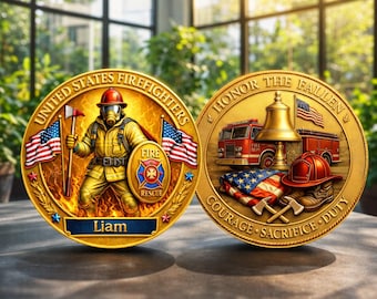 Può includere: Due monete commemorative color oro. Una moneta presenta un pompiere in divisa, bandiere americane e il testo "United States Firefighters" e "Liam". L'altra moneta ha un'autopompa, campana, elmetto e il testo "Honor the Fallen".