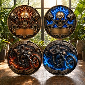 Puede incluir: Cuatro medallones de color bronce con diseños temáticos de moteros. Dos presentan calaveras en llamas con pistones cruzados, y dos representan a un motero en una motocicleta con el texto "DON'T MESS WITH OLD BIKERS WE DON'T JUST LOOK CRAZY".