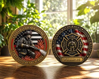 Può includere: Due monete rotonde e dettagliate. Una presenta un pompiere con un tubo e il testo "Firefighters are Heroes". L'altra moneta ha un emblema dei vigili del fuoco con il testo "Courage, Commitment, Sacrifice" e il nome "William".