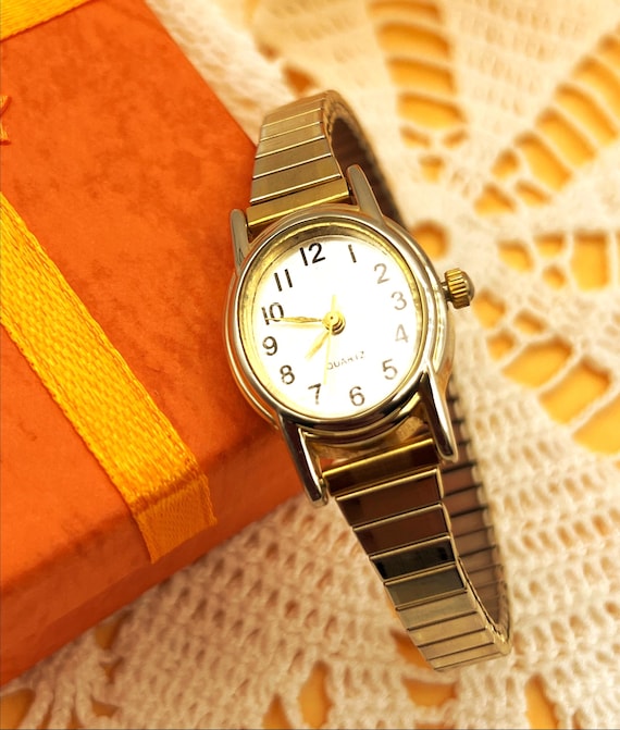 Vintage Oval Shaped Two-tone Quartz Woman display picture 1