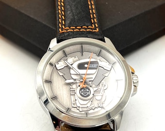 Raro orologio da polso Bulova da uomo con motore "Big Twin" Harley Davidson.