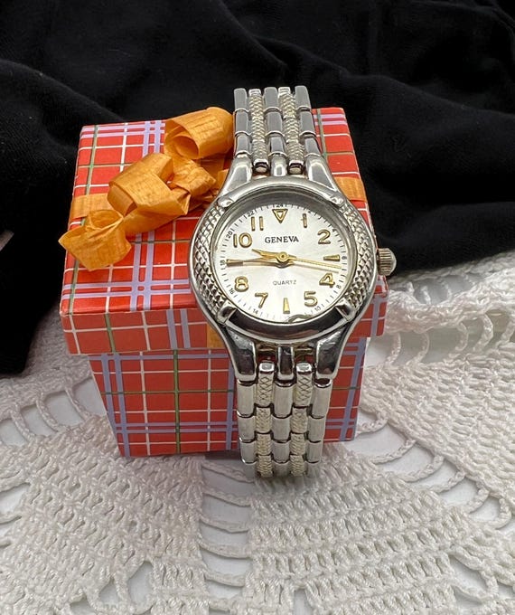 Vintage Geneva 17 Jewels Women’s Watch Silver Band Silver Face (Needs a Battery) Vintage geneva 17 jewels - Gem main image 4
