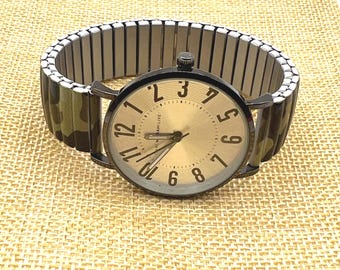 Orologio da polso IsaacMizrah con quadrante grande e cinturino mimetico unico.