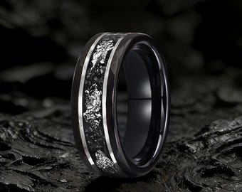 Alianza de boda de tungsteno meteorito para hombre, martillada en negro, con detalles en pan de oro blanco.