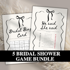 Peut inclure: Un ensemble de deux cartes de jeu pour une fête prénuptiale, avec du texte noir et des nœuds décoratifs. L'une est une "Bridal Bing Card" et l'autre un jeu "He Said She Said". Le bas de l'image indique "5 BRIDAL SHOWER GAME BUNDLE."