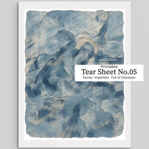 Könnte beinhalten: Ein rechteckiger Kunstdruck mit einer Collage aus zerrissenen Papierfragmenten in verschiedenen Blau- und Cremetönen. Ein weißes Etikett auf der rechten Seite zeigt den Text: Printable Tear Sheet No.05 Tactile · Imperfect · Full of Character.