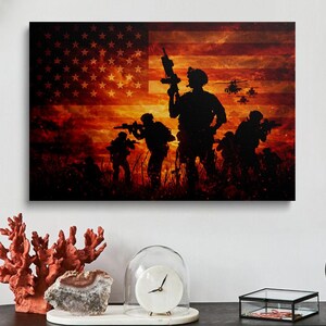 Könnte beinhalten: Leinwanddruck mit Soldaten-Silhouetten vor einem feurigen Hintergrund der amerikanischen Flagge. Hubschrauber sind im Hintergrund zu sehen. Das Kunstwerk erzeugt ein Gefühl von Patriotismus und militärischer Tapferkeit.