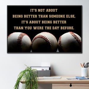 Könnte beinhalten: Gerahmter Druck mit drei Basebällen und roten Nähten auf schwarzem Hintergrund. Der Text lautet: "IT'S NOT ABOUT BEING BETTER THAN SOMEONE ELSE, IT'S ABOUT BEING BETTER THAN YOU WERE THE DAY BEFORE."