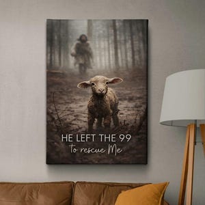 Könnte beinhalten: Leinwanddruck mit einem Lamm in einer schlammigen Waldszene, mit einer verschwommenen Figur im Hintergrund. Der Text "HE LEFT THE 99 to rescue Me" ist in weißer Schrift dargestellt. Das Kunstwerk hat eine gedämpfte, erdige Farbpalette.