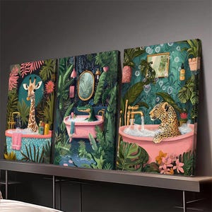 Könnte beinhalten: Triptychon von Leinwandkunst mit skurrilen Szenen von Tieren in Badewannen. Eine Giraffe, ein Alligator und ein Leopard sind in rosa Wannen dargestellt, umgeben von üppigem Grün. Das Kunstwerk hat eine lebendige Farbpalette mit tropischem Thema.
