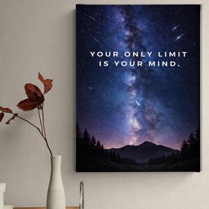 Könnte beinhalten: Leinwanddruck mit einem Nachthimmel mit Sternen und der Milchstraße. Der Text "YOUR ONLY LIMIT IS YOUR MIND" ist in Weiß dargestellt. Der untere Teil des Bildes zeigt eine Silhouette von Bergen und Bäumen.