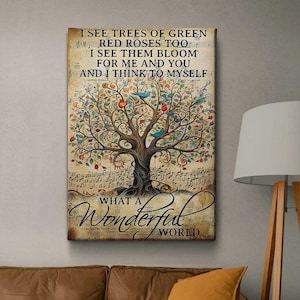 Könnte beinhalten: Ein Leinwanddruck mit einem Baum mit bunten Blättern und Vögeln, vor einem Hintergrund aus Noten. Der Text lautet "I SEE TREES OF GREEN...WHAT A Wonderful WORLD."