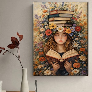 Könnte beinhalten: Leinwanddruck einer Frau, die ein Buch liest, mit einem Blumenkranz und einem Stapel Bücher auf dem Kopf. Das Kunstwerk zeigt eine farbenfrohe Anordnung von Blumen und eine weiche, traumhafte Ästhetik. Das Bild erinnert an Natur, Literatur und ein Gefühl der Ruhe.
