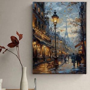 Könnte beinhalten: Ein Leinwanddruck, der eine Pariser Straßenszene in der Abenddämmerung zeigt. Das Kunstwerk zeigt eine von Laternen beleuchtete Straße mit Geschäften, Fußgängern und dem Eiffelturm im Hintergrund. Die Farbpalette umfasst warme Gelb-, Braun- und Blautöne.