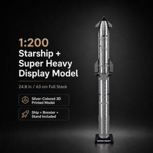 Könnte beinhalten: Ein silberfarbenes 3D-gedrucktes Starship und Super Heavy Display-Modell im Maßstab 1:200 mit einer Höhe von 63 cm. Das Modell umfasst ein Schiff, einen Booster und einen schwarzen Ständer mit dem Text SUPER HEAVY auf der Basis.