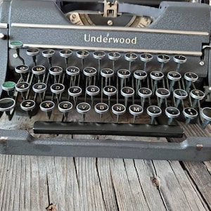 Typewriter/ Underwood/ Vintage/1900s