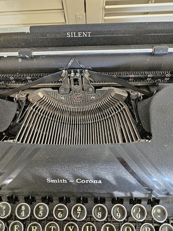 Vintage Smith Corona Silent Typewriter / Display Piece / Wedding