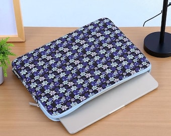 A laptop case made of fabric and lined with ultra-scratch-resistant fabric.