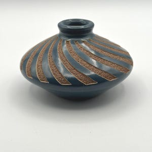 Vaso vintage in ceramica nicaraguense Alexander Bracamonte, realizzato a mano in studio, oggetto da collezione.
