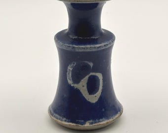 Świecznik z ceramiki sygnowanej przez artystę – ręcznie robiony, studyjny, z ciemnoniebieskim szkliwem, minimalistyczny, inspirowany stylem azjatyckim