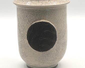Bote de cerámica con tapa firmado por el artista - Tarro de cerámica de estudio con esmalte craquelado y diseño de medallón en relieve