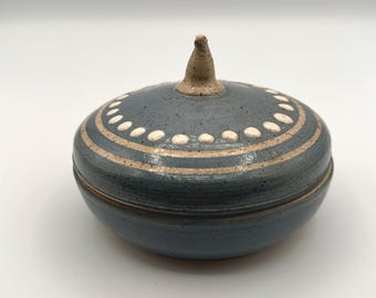 Plato con tapa de cerámica artística vintage de Howard B. Seitz '91 - Tarro de cerámica firmado con esmalte azul grisáceo moteado, estilo minimalista moderno.