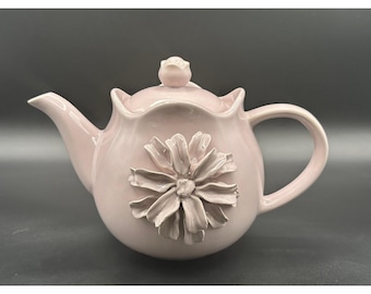 Bule de cerâmica lavanda com aplique floral 3D e borda ondulada em tons pastel vintage, 16,5 cm (6,5 polegadas).