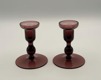 Portacandele vintage in vetro viola - Coppia di portacandele color prugna in stile metà secolo, decorazione retrò per la casa