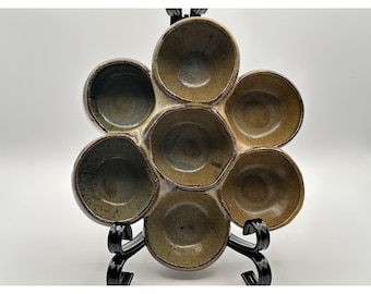 Piatto da fiori in gres vintage firmato dall'artista, stile MCM Studio Pottery, con smalto marrone.