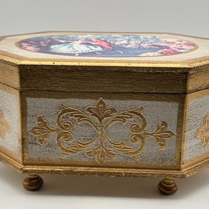 Vintage verzierte Gold Rollarbeit Schmuckschatulle mit klassischer Szene Deckel & Footed Base