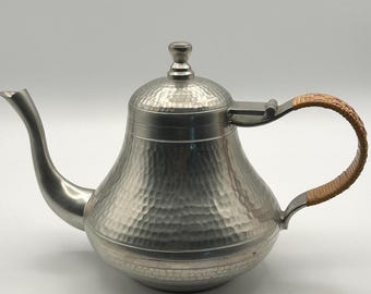 Bule de chá vintage em estanho martelado — alça de rattan trançado, bule de metal de meados do século XX