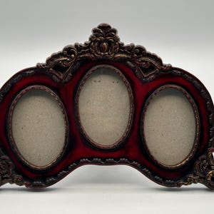 Puede incluir: Una taza de cerámica blanca con un asa negra y el texto "But First, Coffee" en negrita negra. La taza se encuentra sobre un fondo borroso, sugiriendo un ambiente acogedor.