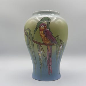 Rick Wisecarvers handgjorda tropiska fågelvas i keramik - Samlarobjekt Ohio Studio Pottery Art