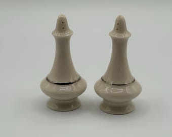 Salero y pimentero vintage Lenox con pieza de ajedrez en color marfil - Utensilios de cocina modernos de mediados de siglo