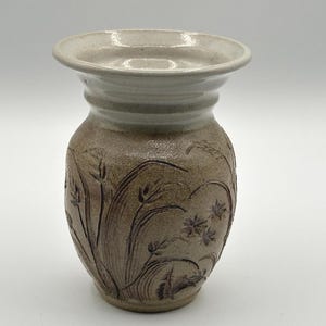 Artist-Signed aardewerkvaas van 5 1/2" - handgesneden bloemdessin, tweekleurig glazuur