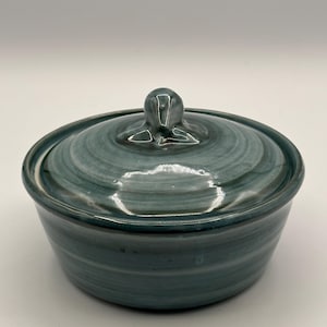 Piatto in ceramica vintage con coperchio di John B. Taylor, dipinto a mano, prodotto nello studio di Louisville, Kentucky, metà del XX secolo, USA.
