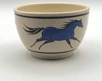 Cuenco de cerámica azul con diseño de caballo pintado a mano por Jane Moore - Arte cerámico de estudio de Arizona