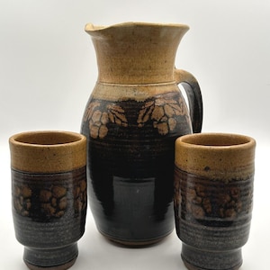 Brocca e 2 tazze in ceramica fatte a mano con timbro d'artista - Set di bicchieri in gres rustico, decorazione per la cucina.