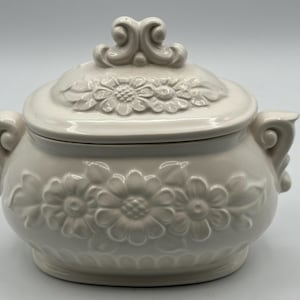 Sopera/salsera Himark Japan de estilo moderno de mediados de siglo, color blanco, con relieve floral y tapa.