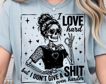 Camiseta divertida de esqueleto Comfort Colors 1717, camiseta "I Love Hard But I Don't Give A Shit" (Me encanta duro, pero me importa un bledo), camiseta gráfica gótica sarcástica.