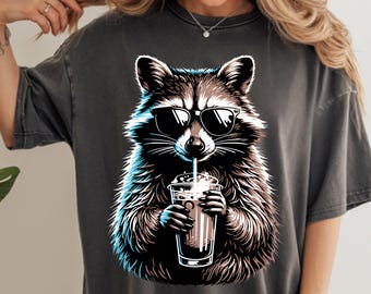 Camiseta Comfort Color con estampado de mapache y café, camiseta divertida de mapache, camiseta con estampado de animales adorables, regalo para amantes del café, camiseta vintage extragrande.