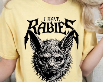Camiseta Comfort Colors 1717 "Tengo Rabia" con murciélago, camiseta gótica con murciélago, camiseta gráfica espeluznante de Halloween, camiseta con humor negro.