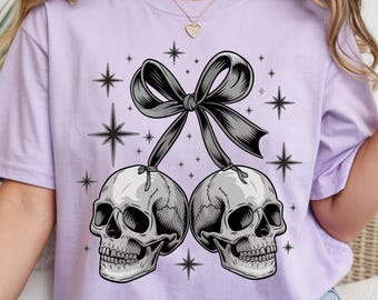 Camiseta Comfort Colors 1717 con lazo de calavera, camiseta gótica coqueta, camiseta con estampado de calavera adorable, camiseta con estética espeluznante.