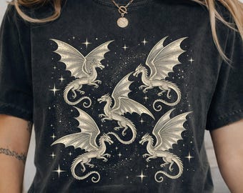 Camiseta Comfort Colors 1717 con diseño de dragón, camiseta gráfica de fantasía celestial, camiseta vintage con diseño de dragón, regalo con estética Dark Academia.
