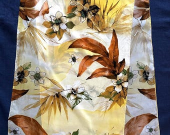 美品❣️ ビンハウス　シルクスカーフ　縦長　柔らかなオレンジに花柄　ビンテージ 美しいオレンジ色の花柄のカラフルなシルクスカーフ // 長さ 19 インチ